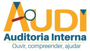 Card horizontal de fundo branco com inscrição “Audi”, escrita em amarelo e em destaque na parte do superior. Na letra “A”, uma lupa vermelha e azul aparece por cima. Abaixo da primeira inscrição, uma segunda aparece: “Auditoria Interna”, escrita de azul. Uma linha amarela divide a segunda inscrição da terceira, e por fim, na parte inferior, a inscrição: “Ouvir, compreender, ajudar”, também em azul. 