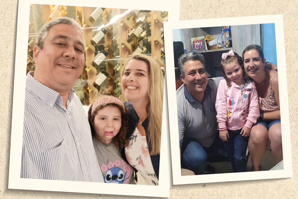 Duas fotos polaroids. Em uma das fotos, um homem de camisa social listrada, uma mulher loira de blusa florida e jaqueta azul e uma criança de cabelos ondulados, tiara rosa e blusa cinza com estampa do Stitch (personagem fictício da franquia Lilo & Stitch, filme da Disney). Na outra foto, as mesmas pessoas aparecem. A criança veste um casaco rosa, uma calça azul e usa um laço rosa. O homem veste uma camisa cinza e calça jeans azul, e a mulher uma blusa regata rosa de bolinhas e short jeans azul.