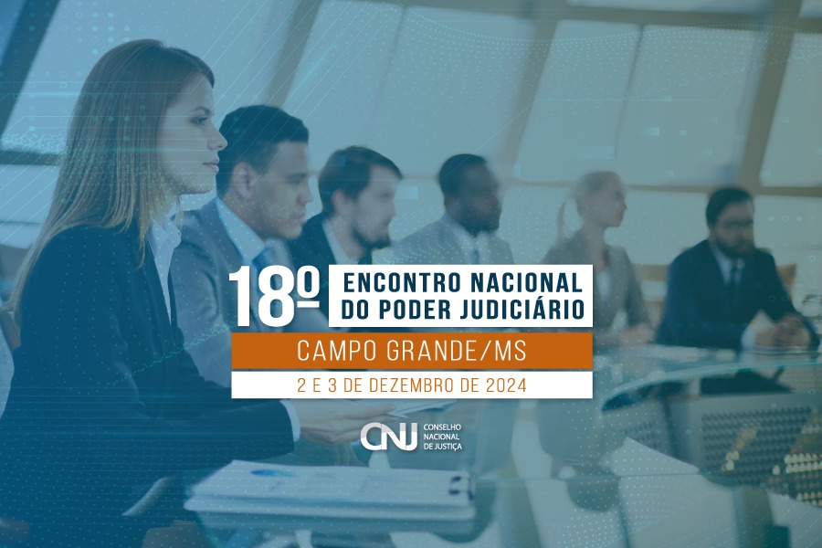 Card com uma fotografia desfocada ao fundo. Na fotografia, há seis pessoas, duas mulheres e quatros homens. Da esquerda para a direita: mulher de camisa social branca e terno preto; homem de camisa social branca, gravata azul e terno cinza; homem de barba, camisa social branca e terno preto; homem de barba, camisa social branca, gravata azul e terno cinza; mulher de blusa branca e terno bege; homem de barba e óculos, camisa social branca, gravata e terno azul escuro. Eles estão sentados ao redor de uma mesa. Em destaque, e no centro do card, a inscrição “18º edição do Encontro Nacional do Poder Judiciário” em branco e “Campo Grande/MS” “2 e 3 de dezembro de 2024” em laranja. Na parte inferior, o logotipo do Conselho Nacional de Justiça (CNJ), juntamente com a inscrição “Conselho Nacional de Justiça”.