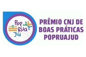 Card de fundo branco, com a inscrição “Prêmio CNJ de Boas Práticas POPRUAJUD” escrita de roxo. Ao lado esquerdo, uma forma geométrica circular composta por duas cores: roxo e azul. Dentro do círculo, a inscrição “1º Encontro Nacional POP RUA JUD”, além de ícone que representa três pessoas.