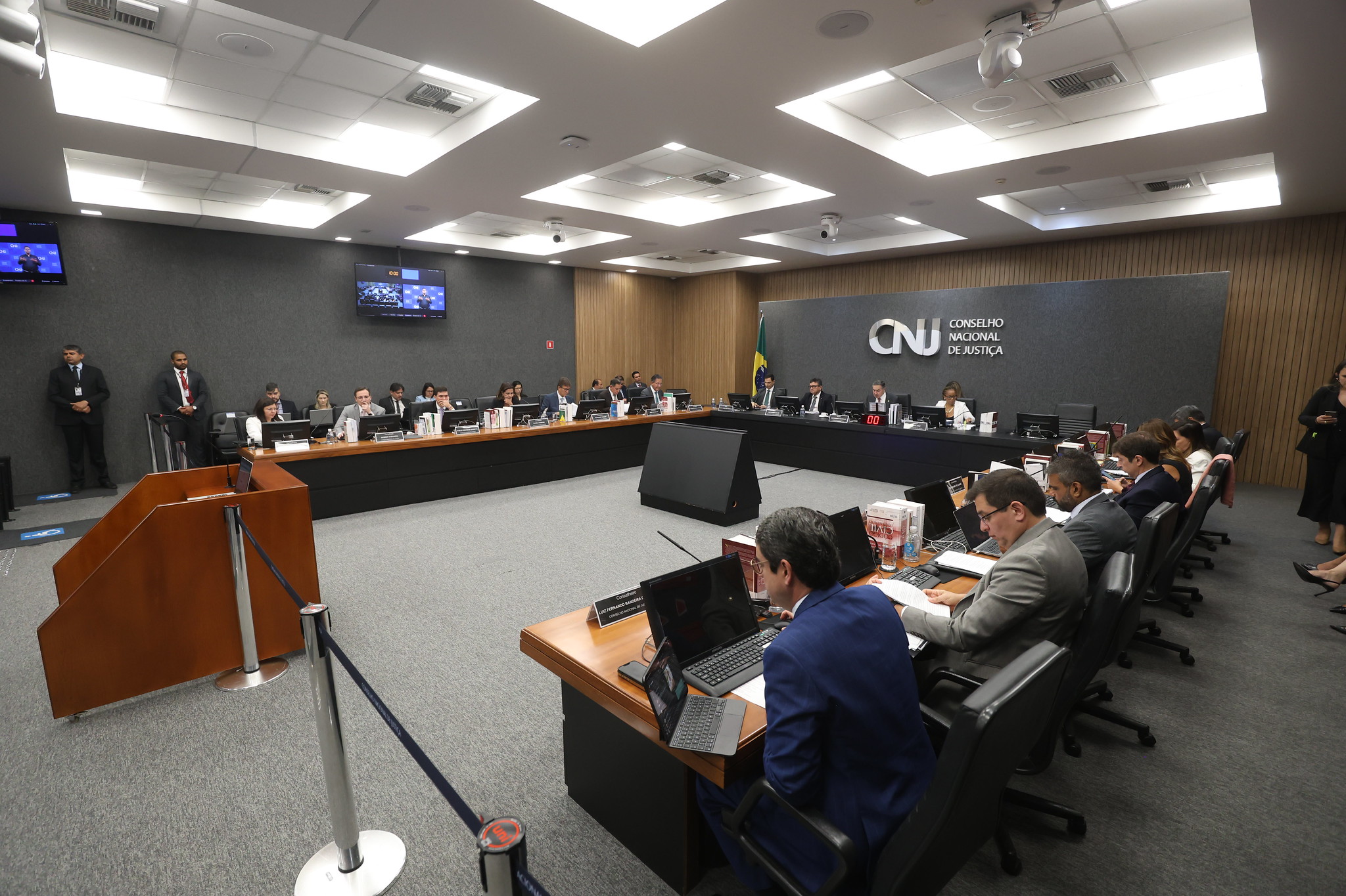 Você está visualizando atualmente CNJ aplica pena de remoção a juiz que depreciou magistrados e membros do MPF