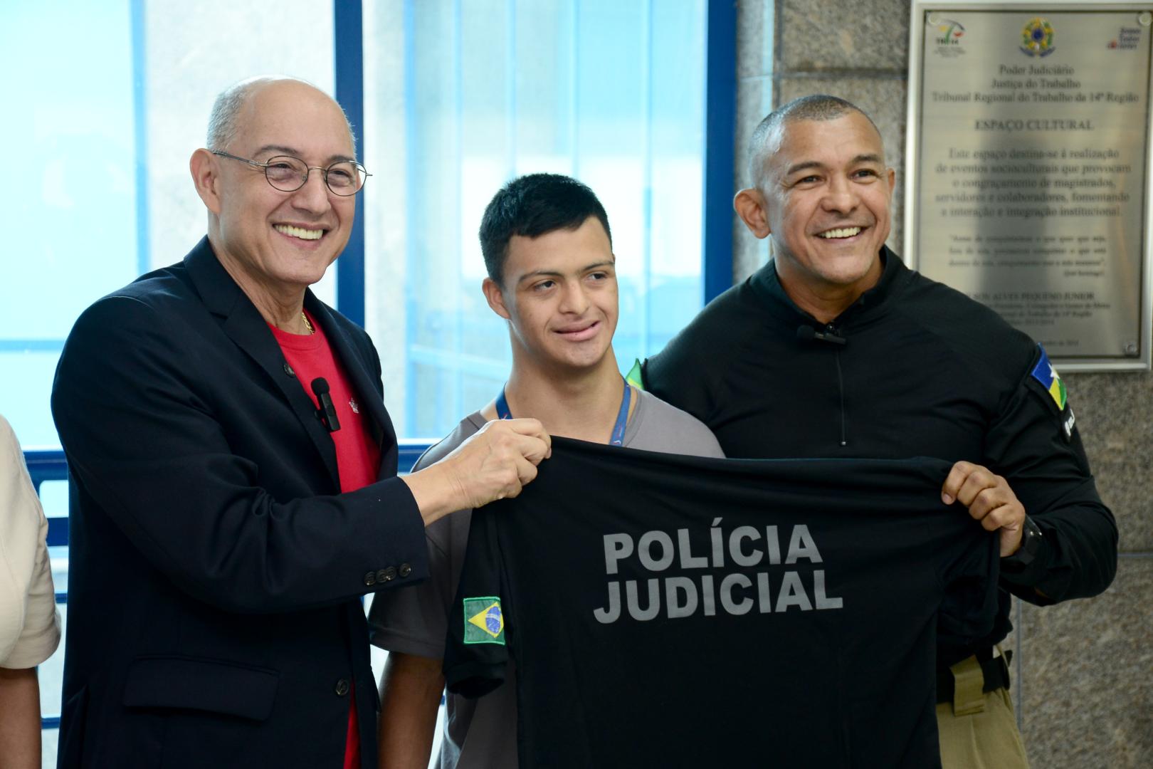 Você está visualizando atualmente Jovem com síndrome de Down realiza sonho de se tornar policial por um dia no Tribunal do Trabalho da 14ª Região