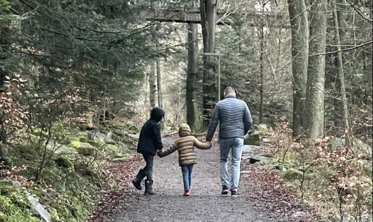 Stefan com os filhos Joana e João no Canadá