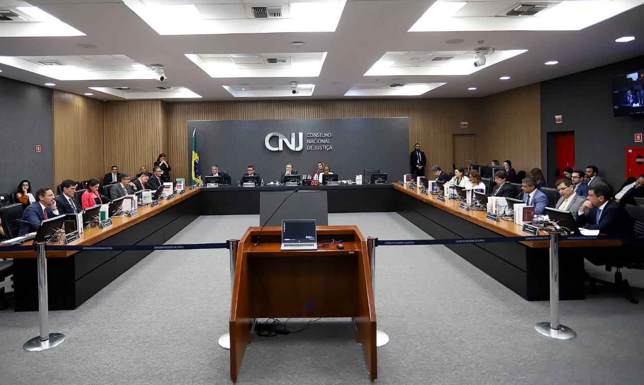 Você está visualizando atualmente Plenário aplica pena de aposentadoria compulsória a magistrada e altera regras para prescrição e decadência