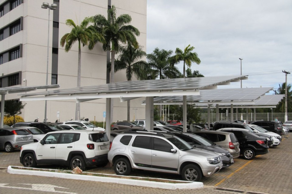 Placas foram dispostas no estacionamento da sede. Seu00e7u00e3o espera poupar R$ 90 mil ao ano (Divulgau00e7u00e3o/JFES)
