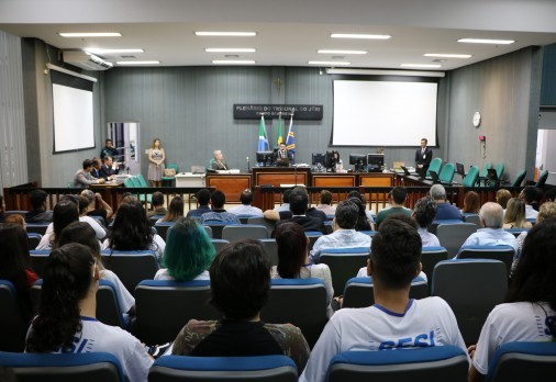 Alunos do ensino mu00e9dio conheceram u00fanico u00f3rgu00e3o judicial em que cidadu00e3os decidem o desfecho (Divulgau00e7u00e3o/TJMS)