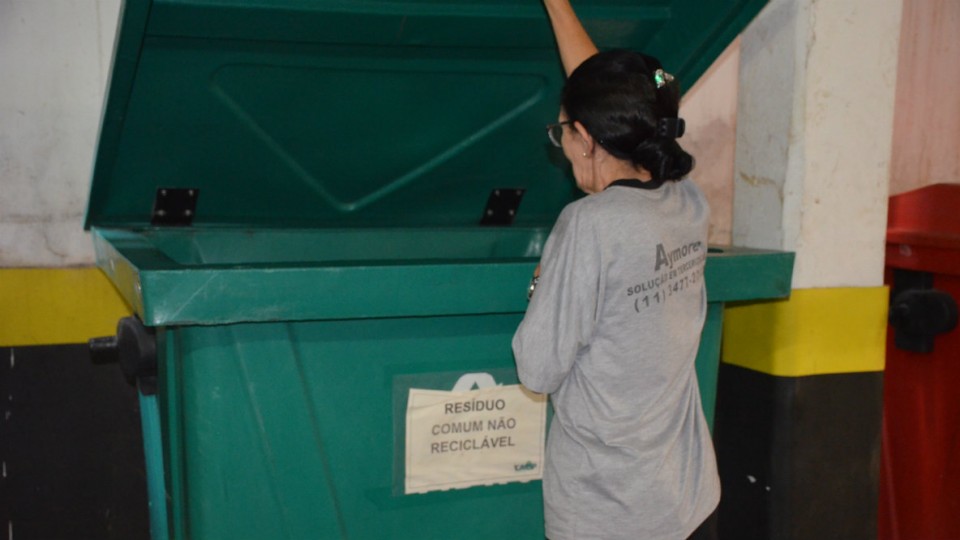Equipe de limpeza treinada separa resu00edduos do tribunal conforme o destino ambiental correto (Divulgau00e7u00e3o/TJMSP)